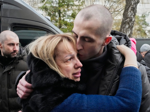 Ukraine: Kiev rapporte plus de 460 violations de la trêve pascale