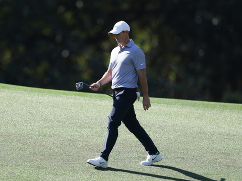 McIlroy se rate, suspense entier avant le dernier tour