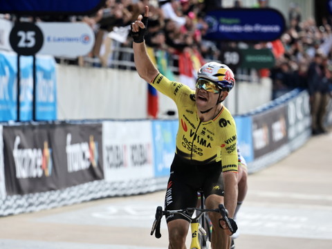 Wout van Aert plus fort que Pogacar sur les pavés
