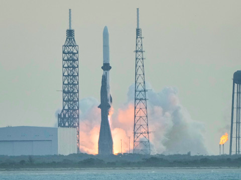 Blue Origin lance sa fusée New Glenn avec un propulseur réutilisé