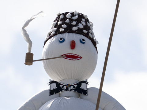 Les Zurichois ont brûlé le bonhomme hiver au Sechseläuten