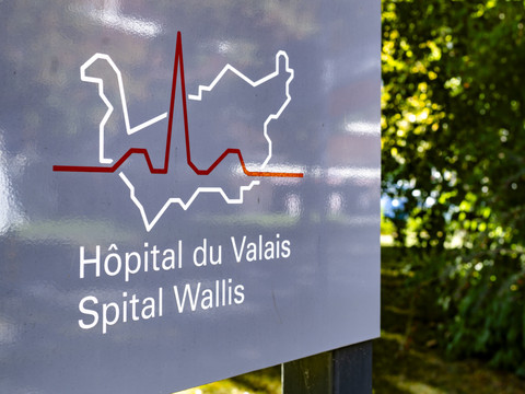 Factures de l'Hôpital du Valais: le Canton calme le jeu