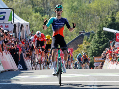 Paul Seixas remporte la Flèche Wallonne devant Mauro Schmid