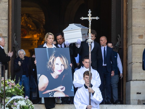 A Paris, un adieu ému à l'actrice Nathalie Baye