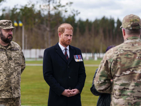 Harry s'initie au déminage en Ukraine, 30 ans après Diana en Angola