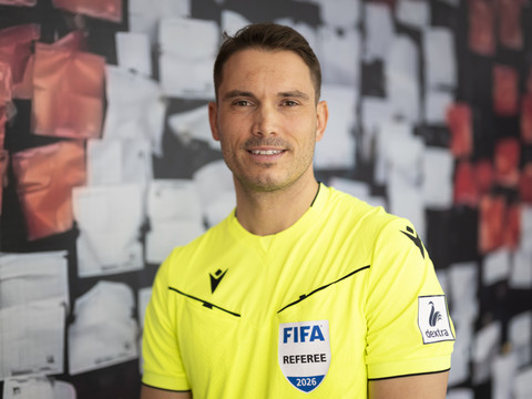 L'arbitre suisse Sandro Schärer au sifflet de PSG - Bayern