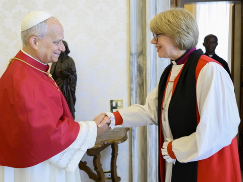 Le pape reçoit la première femme à diriger les anglicans
