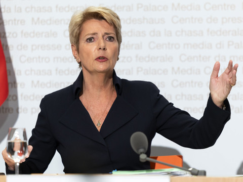 Le lobbying d'UBS met le Parlement sous pression, dit Keller-Sutter