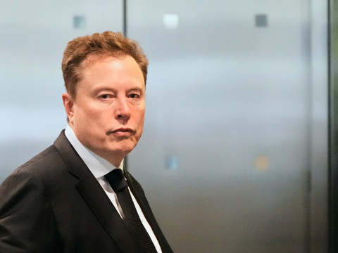 Genèse d'OpenAI: Musk se pose en gardien de l'IA trahi