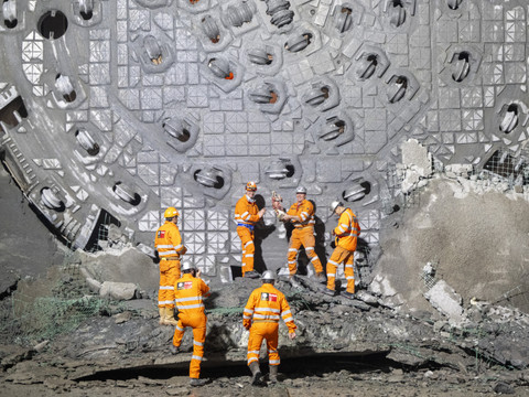 Percement intermédiaire pour le second tube routier au Gothard
