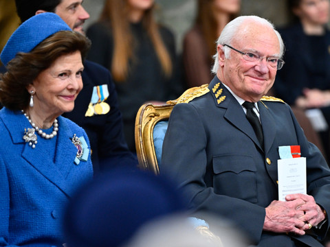 Défilé aérien, banquet, fanfares: le roi de Suède fête ses 80 ans