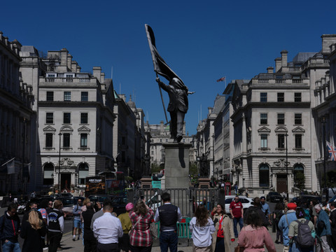 Une statue apparait à Londres, avec le nom de Banksy sur le socle