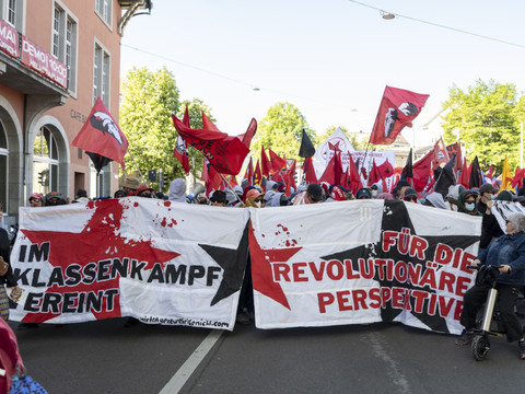 Des milliers de personnes manifestent pour le 1er mai à Zurich