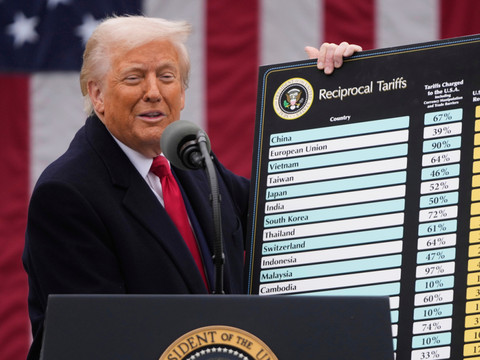 Trump promet une surtaxe de 25% aux voitures importées depuis l'UE