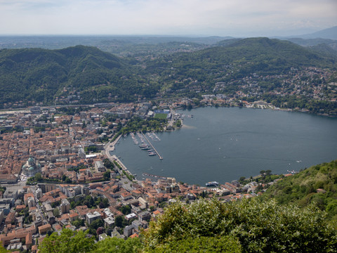 Tessin sous pression face à l'ampleur du tourisme d'achat en Italie
