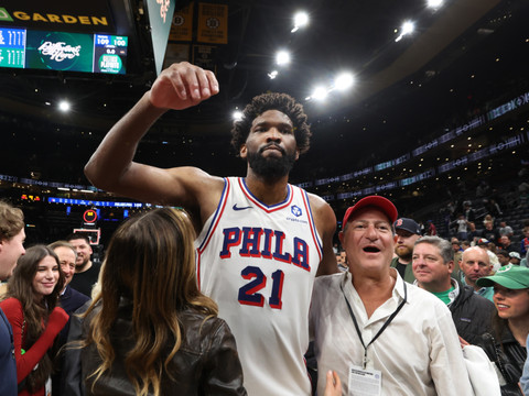 Embiid et les Sixers renversent les Celtics