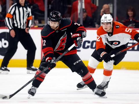 Carolina domine l'acte I face aux Flyers