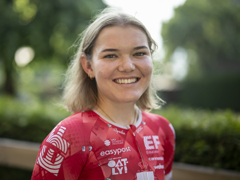 Noemi Rüegg gagne la 1re étape de la Vuelta