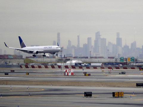 Un avion United Airlines atterrissant à Newark heurte un camion