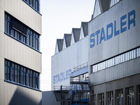 Stadler livre des trains Flirt polonais à une compagnie de Varsovie