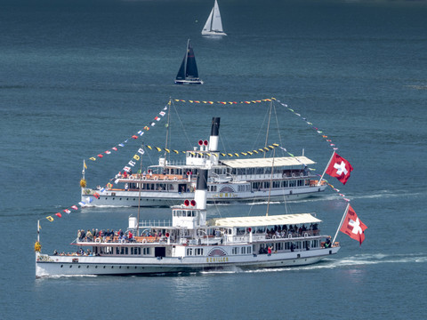 Le bateau Uri fête ses 125 ans avec un défilé de bateaux à vapeur