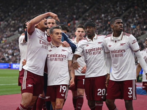 Arsenal se rapproche du titre après un final incroyable à West Ham
