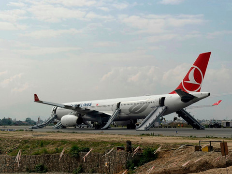 Un avion de Turkish Airlines prend feu à Katmandou, aucun blessé