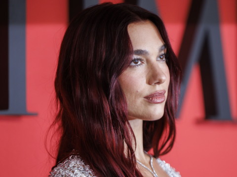 Dua Lipa attaque Samsung pour utilisation indue de son image