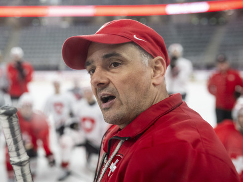 Jan Cadieux tient son équipe, Janis Moser dans le groupe