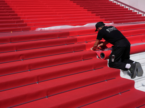 Le festival de Cannes lancé, entre tapis rouge et politique