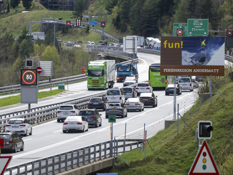 Gothard: dix kilomètres de bouchons devant le portail nord