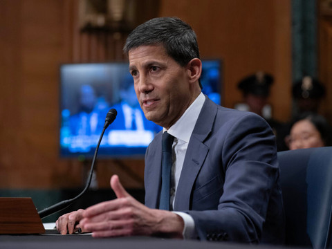Kevin Warsh prend la tête de la banque centrale américaine