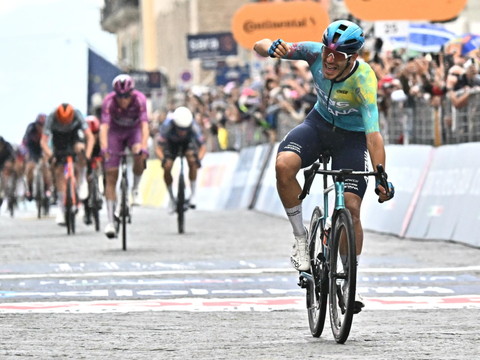 Davide Ballerini s'impose dans le chaos, Eulalio reste en rose