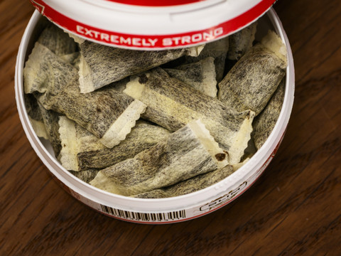 Alerte de l'OMS sur le succs des sachets de nicotine, addictifs - RFJ  votre radio rgionale