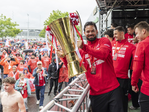 Le FC Thoune célèbre son titre malgré la météo maussade