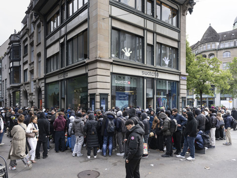 Swatch et Audemars Piguet: des centaines de personnes font la queue
