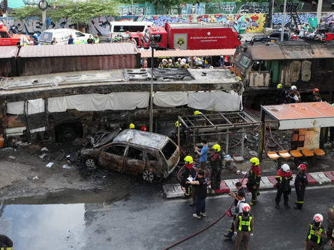 Collision entre un train et un bus à Bangkok: au moins 8 morts