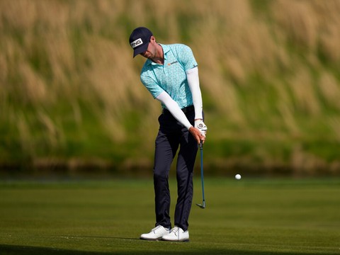 Smalley en tête, suspense entier après le 3e tour