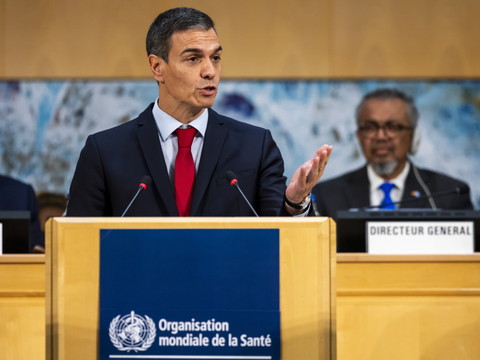 Ovation debout pour l'Espagnol Pedro Sanchez à Genève