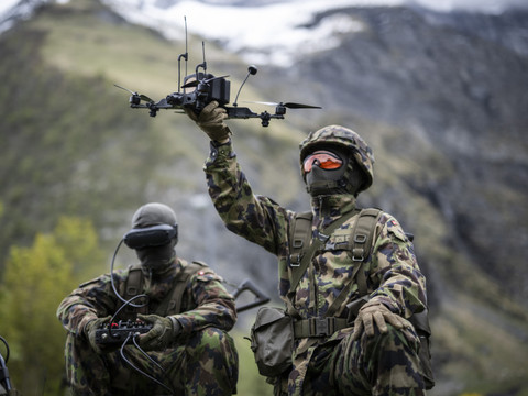 L'armée suisse poursuit les essais sur le terrain de minidrones