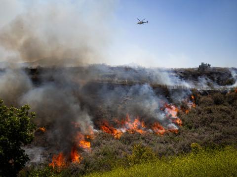 Un incendie menace des milliers d'habitations près de Los Angeles
