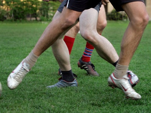 Une campagne de la Suva pour éviter les accidents de foot amateur