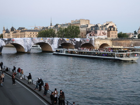 Le Pont Neuf de Paris transformé par l'artiste JR