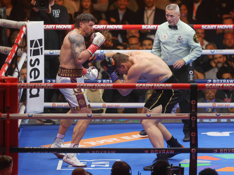 Usyk vacille contre Verhoeven mais conserve ses ceintures