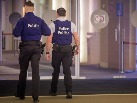 Un car scolaire percuté par un train en Belgique: quatre morts
