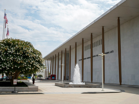 Désavoué en justice, Trump abandonne la reprise du Kennedy Center