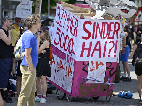 Près de 2500 personnes manifestent à Zurich pour le logement