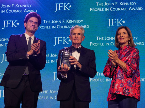 L'ex-président de la Fed Powell défend l'indépendance de la banque