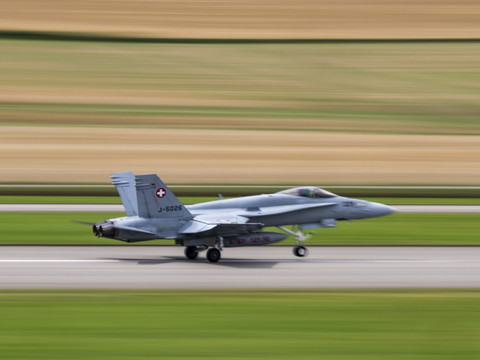 Les travaux de maintenance des F/A-18 sont terminés