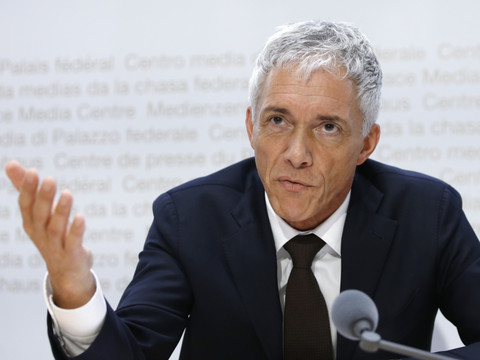 Incendie de Crans-Montana: Michael Lauber critique l'enquête